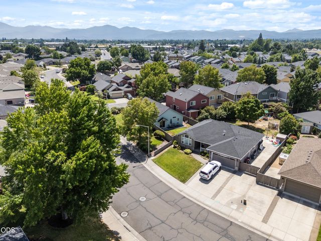 2783 Parkwood Village Lane, Central Point, OR 97502