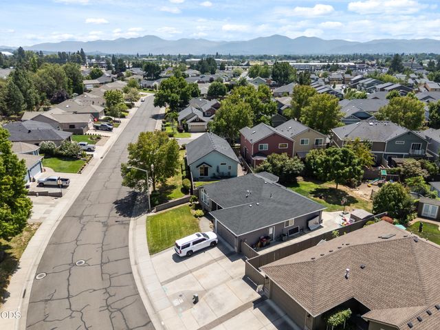 2783 Parkwood Village Lane, Central Point, OR 97502
