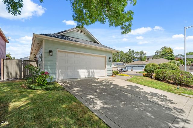 2783 Parkwood Village Lane, Central Point, OR 97502