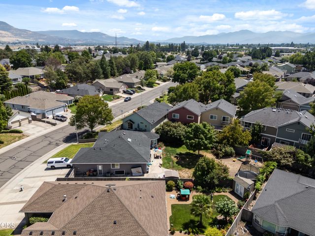 2783 Parkwood Village Lane, Central Point, OR 97502