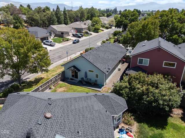 2783 Parkwood Village Lane, Central Point, OR 97502