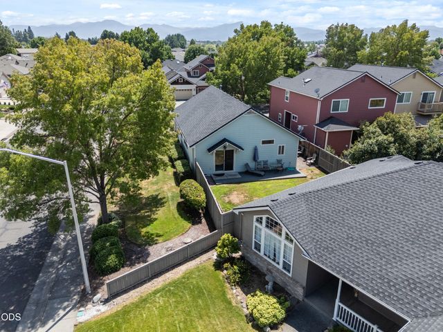 2783 Parkwood Village Lane, Central Point, OR 97502
