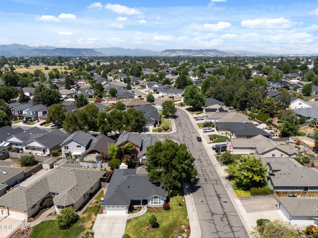 2783 Parkwood Village Lane, Central Point, OR 97502