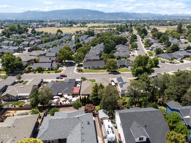 2783 Parkwood Village Lane, Central Point, OR 97502