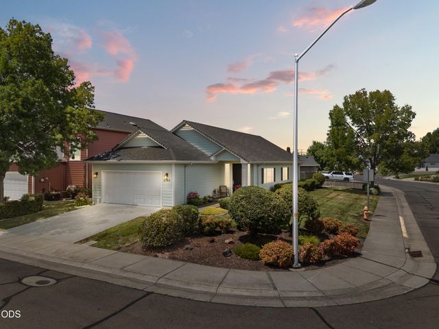 2783 Parkwood Village Lane, Central Point, OR 97502
