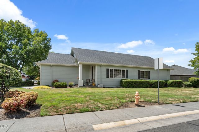 2783 Parkwood Village Lane, Central Point, OR 97502