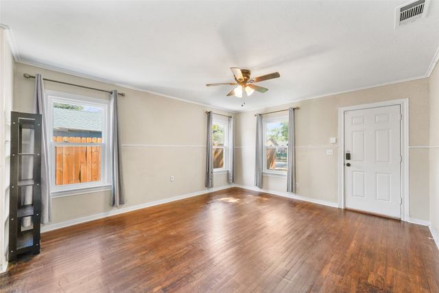 1121 Hudgins Avenue, Fort Worth, TX 76111