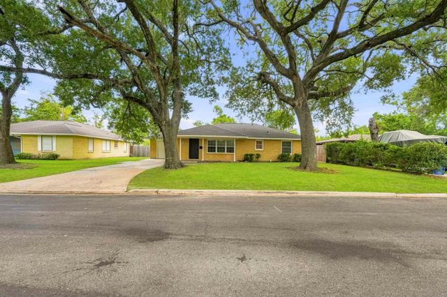 106 S Pin Oak Drive, Texas City, TX 77591