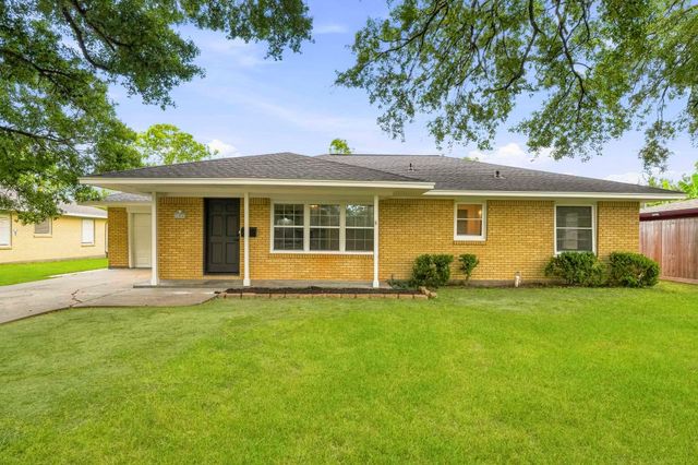106 S Pin Oak Drive, Texas City, TX 77591