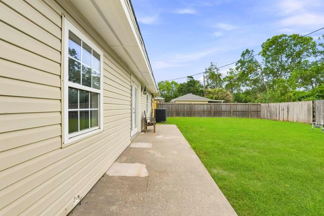 106 S Pin Oak Drive, Texas City, TX 77591