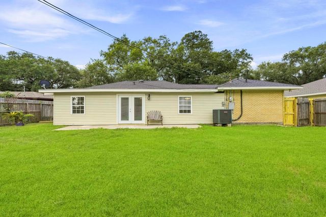 106 S Pin Oak Drive, Texas City, TX 77591