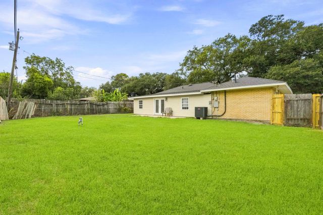 106 S Pin Oak Drive, Texas City, TX 77591