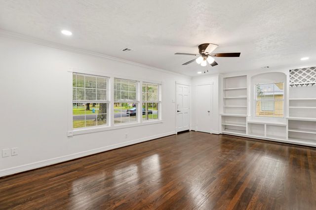 106 S Pin Oak Drive, Texas City, TX 77591