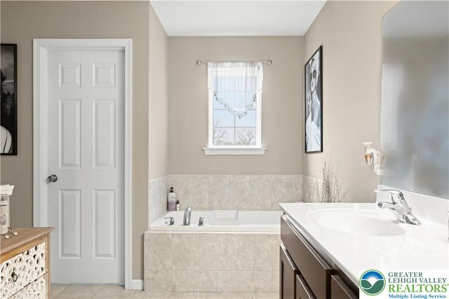 9615 Crescent Lane, Upper Macungie Twp, PA 18031