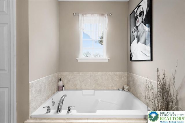 9615 Crescent Lane, Upper Macungie Twp, PA 18031