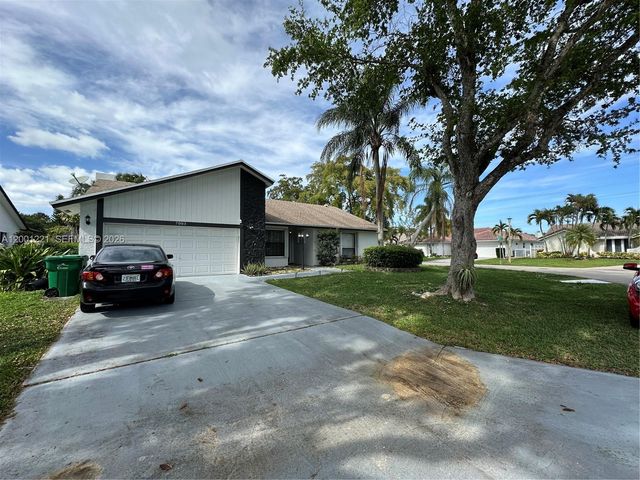 7003 NW 40th Pl, Coral Springs, FL 33065