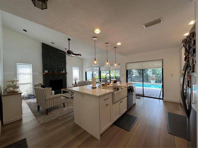 7003 NW 40th Pl, Coral Springs, FL 33065