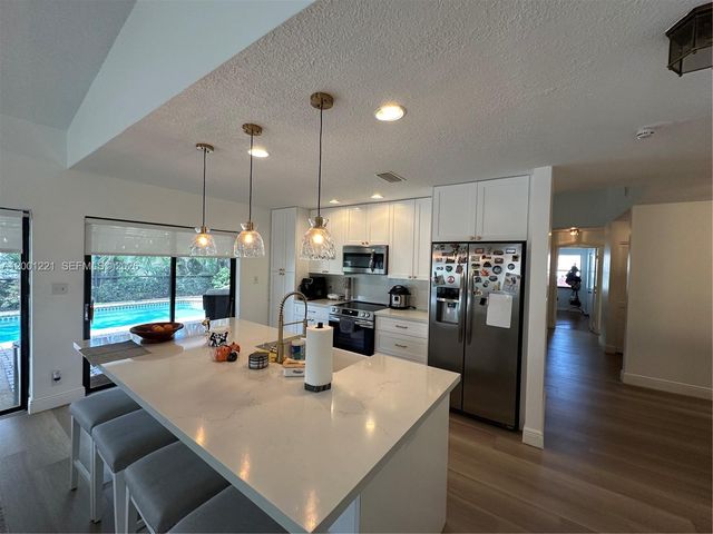 7003 NW 40th Pl, Coral Springs, FL 33065