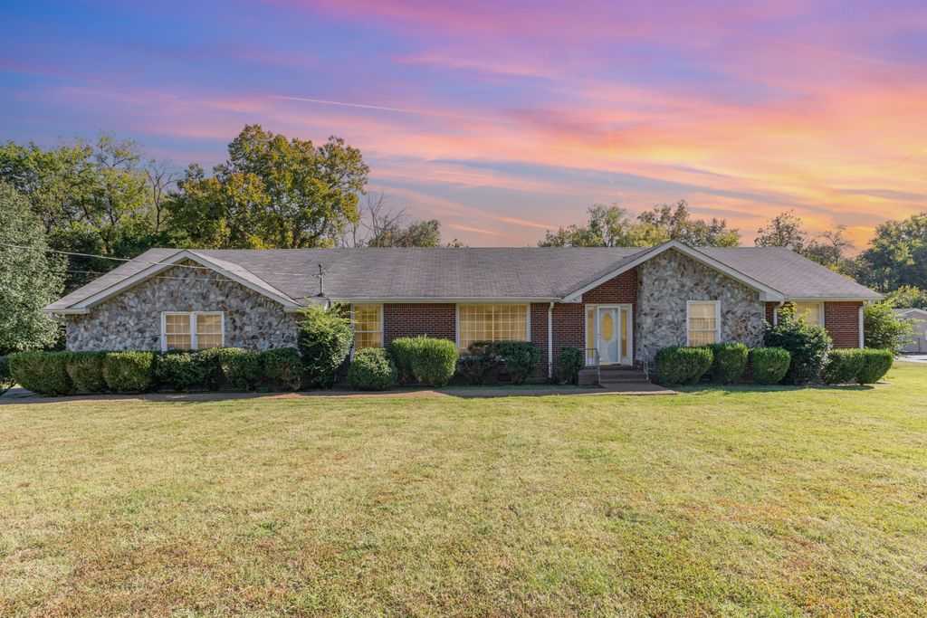 107 Beechlawn Dr, Franklin, TN 37064