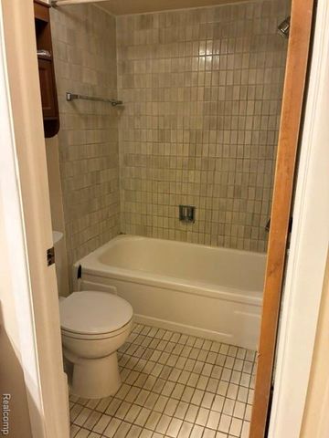 18403 University Park Dr Drive, Livonia, MI 48152