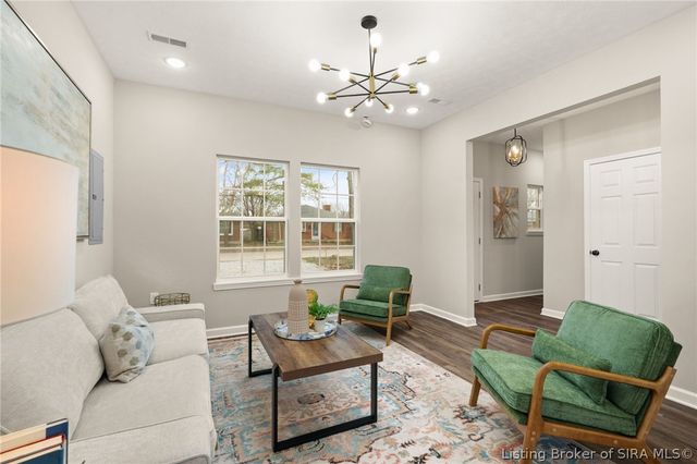 545 W Kenwood Avenue, Clarksville, IN 47129