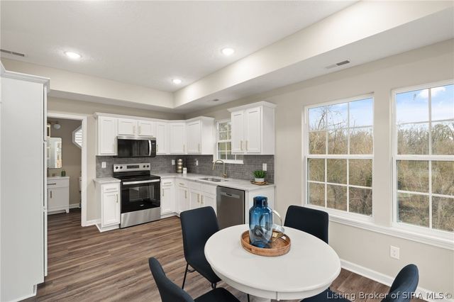545 W Kenwood Avenue, Clarksville, IN 47129