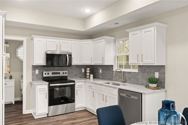 545 W Kenwood Avenue, Clarksville, IN 47129