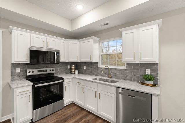 545 W Kenwood Avenue, Clarksville, IN 47129