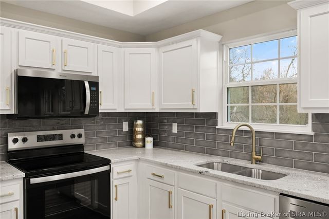 545 W Kenwood Avenue, Clarksville, IN 47129