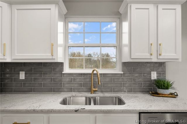 545 W Kenwood Avenue, Clarksville, IN 47129