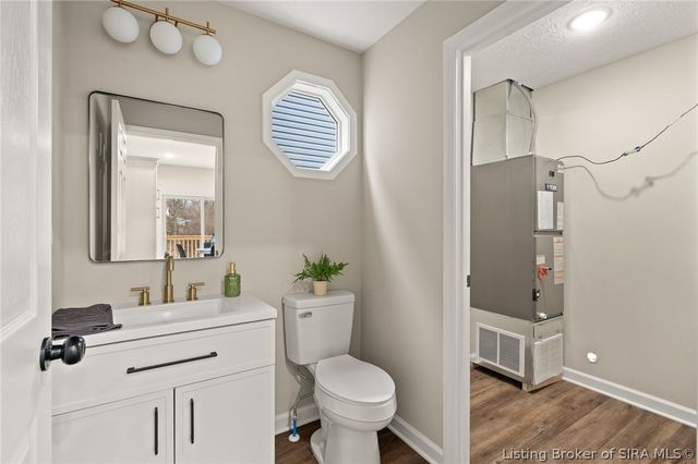 545 W Kenwood Avenue, Clarksville, IN 47129