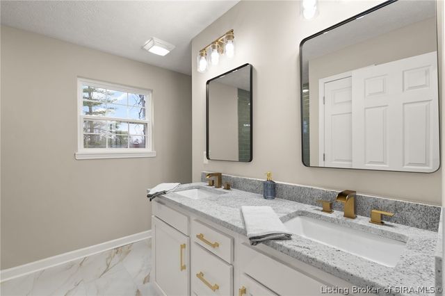 545 W Kenwood Avenue, Clarksville, IN 47129