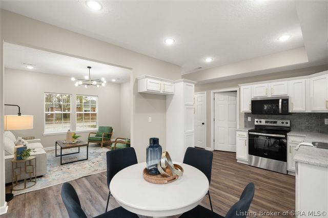 545 W Kenwood Avenue, Clarksville, IN 47129