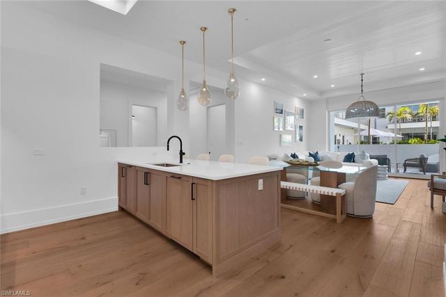 201 8th ST S 208, Naples, FL 34102