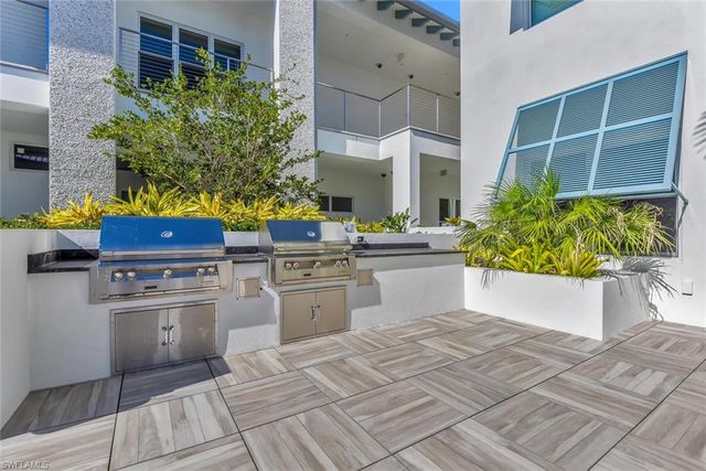 201 8th ST S 208, Naples, FL 34102