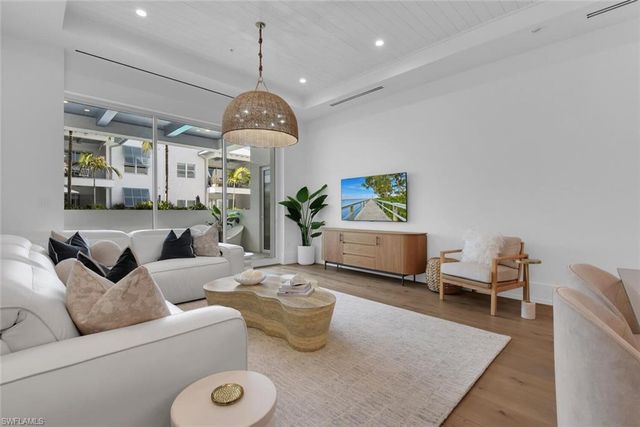 201 8th ST S 208, Naples, FL 34102
