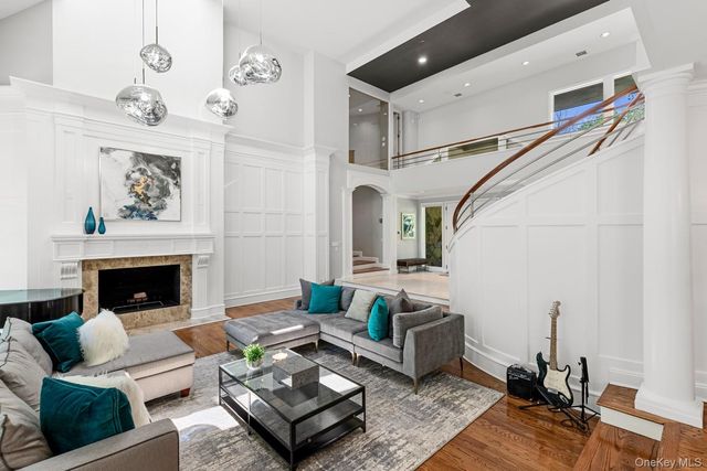 5 Coachmans Court, Old Westbury, NY 11568