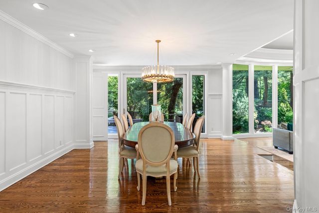 5 Coachmans Court, Old Westbury, NY 11568