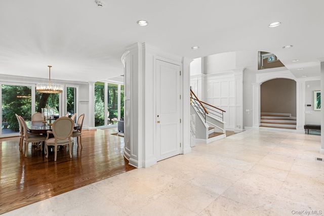 5 Coachmans Court, Old Westbury, NY 11568