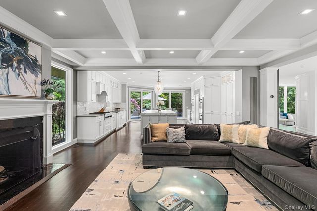 5 Coachmans Court, Old Westbury, NY 11568