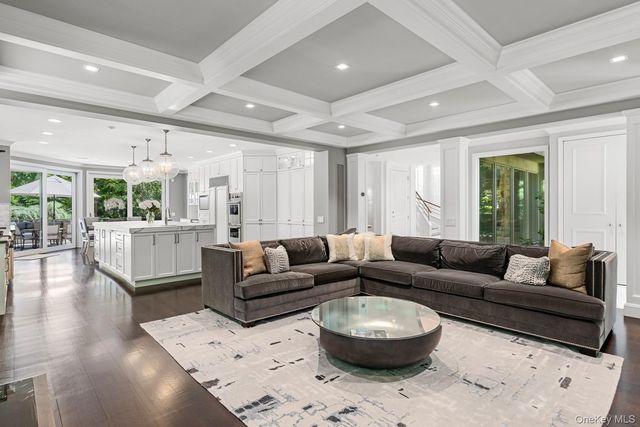 5 Coachmans Court, Old Westbury, NY 11568