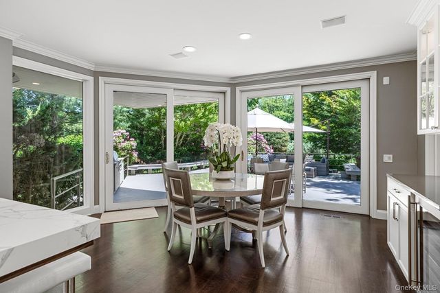 5 Coachmans Court, Old Westbury, NY 11568