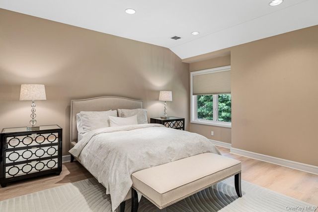 5 Coachmans Court, Old Westbury, NY 11568