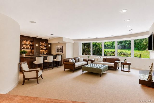 5 Coachmans Court, Old Westbury, NY 11568