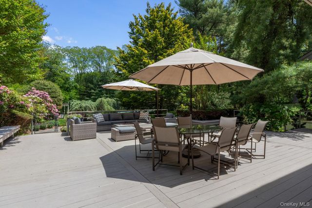 5 Coachmans Court, Old Westbury, NY 11568