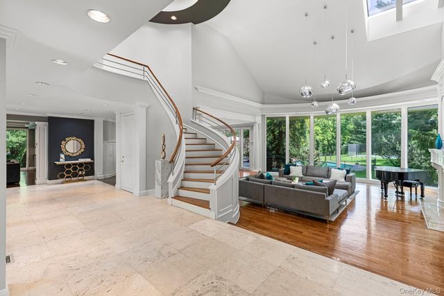 5 Coachmans Court, Old Westbury, NY 11568