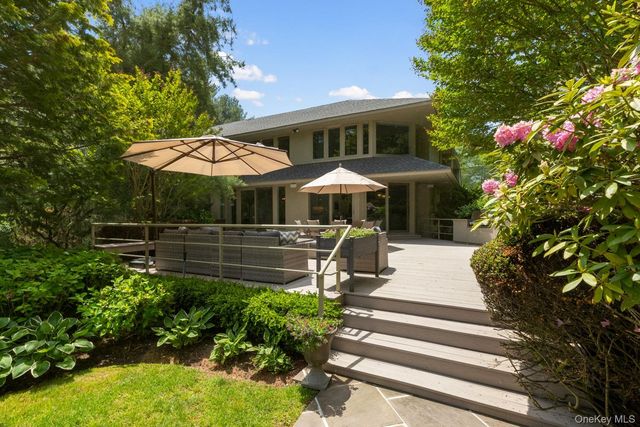 5 Coachmans Court, Old Westbury, NY 11568