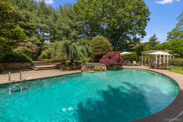 5 Coachmans Court, Old Westbury, NY 11568