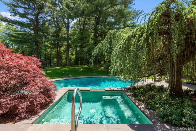 5 Coachmans Court, Old Westbury, NY 11568
