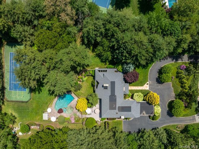 5 Coachmans Court, Old Westbury, NY 11568